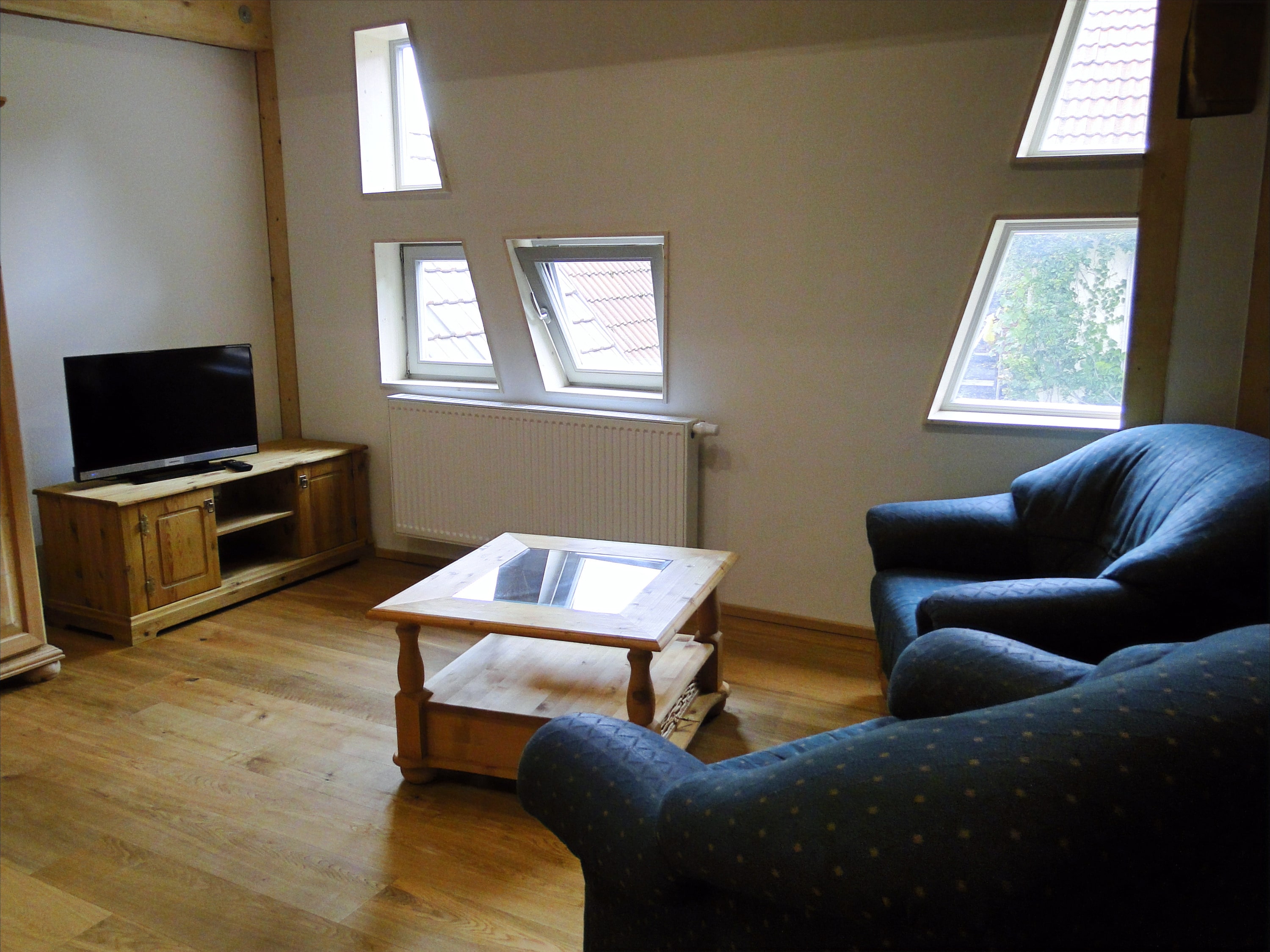 Wohnzimmer mit zwei Sesseln und Fernseher